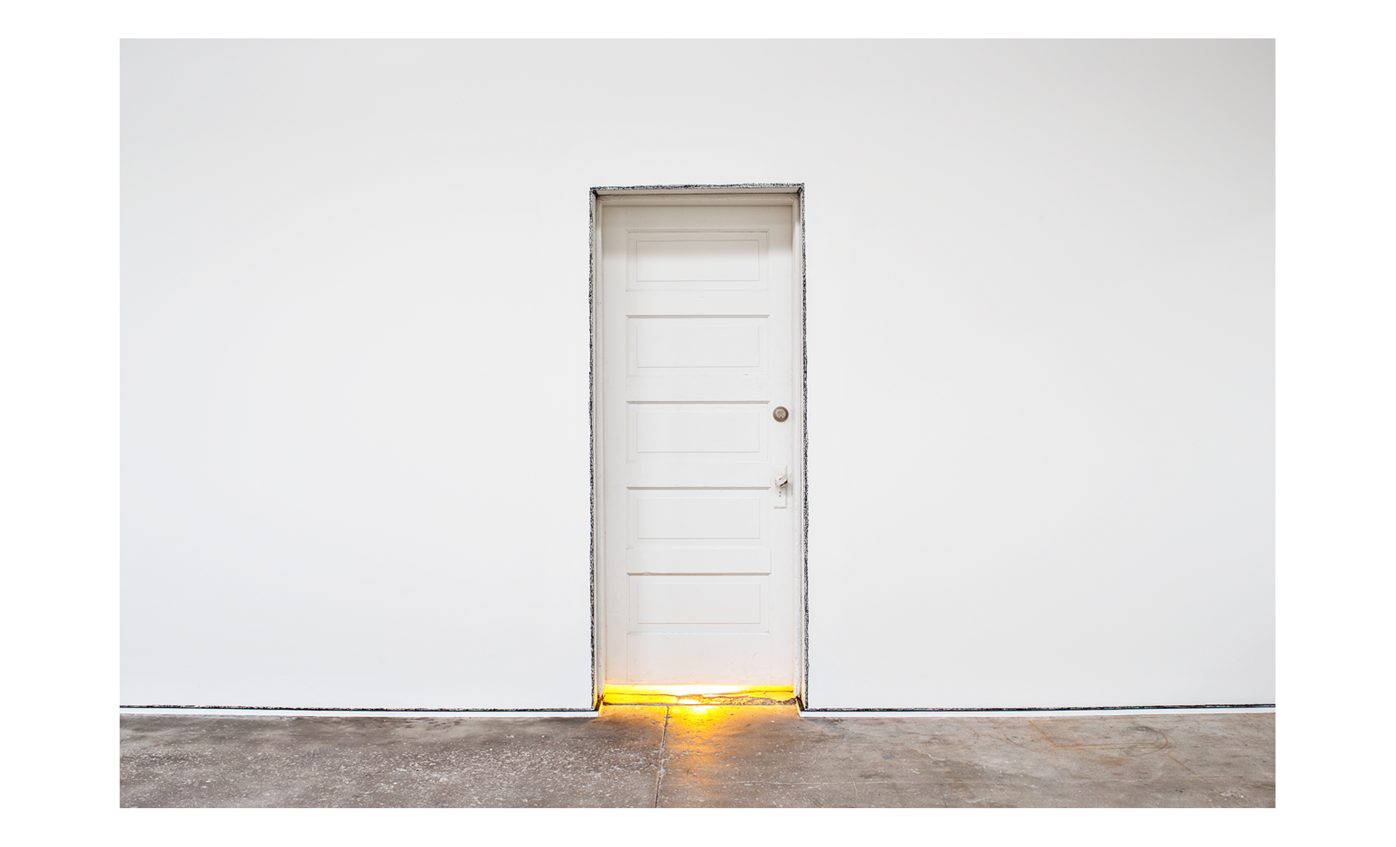 Sin título (Puerta y luz amarilla), fotografía, 2017 : Francisco Ugarte