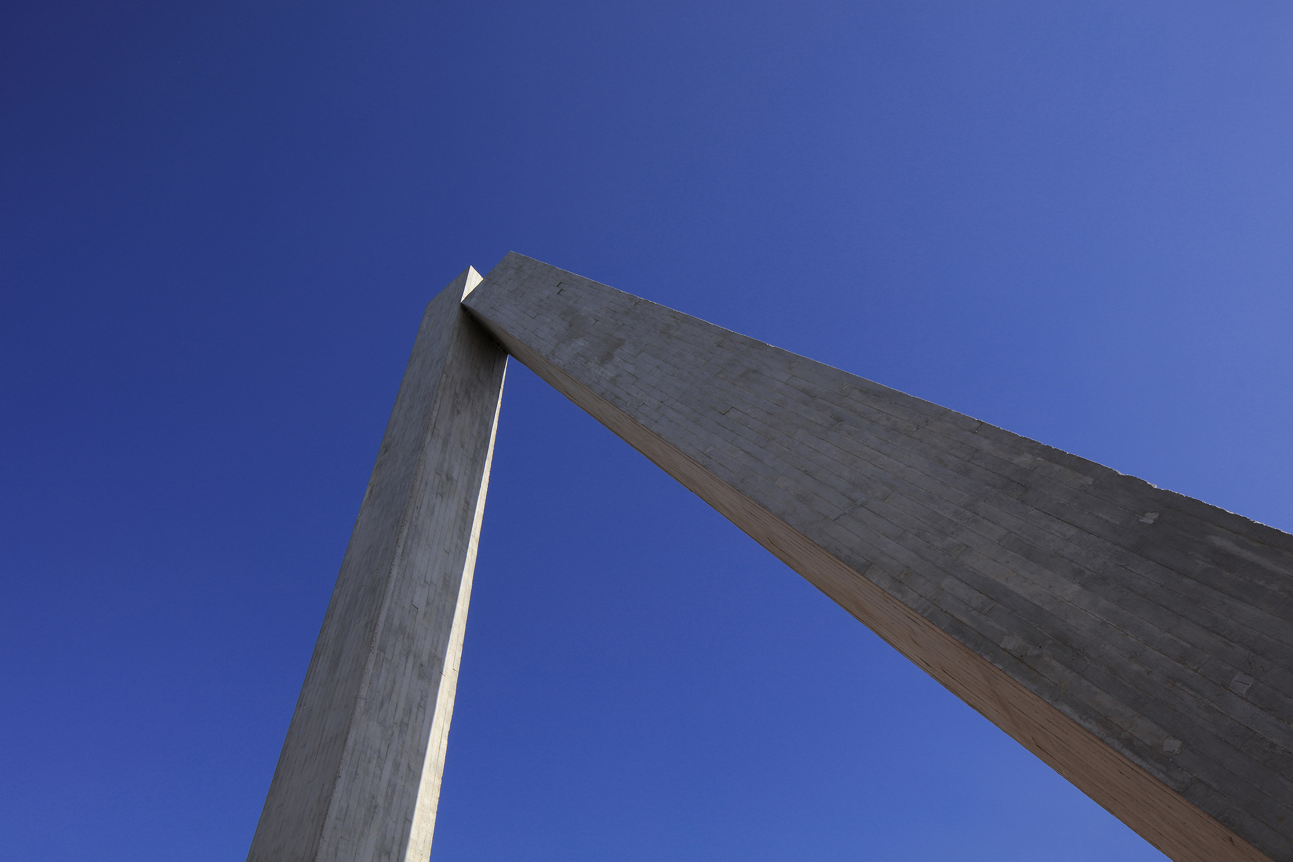 Dos monolitos de concreto, 2020 : Francisco Ugarte