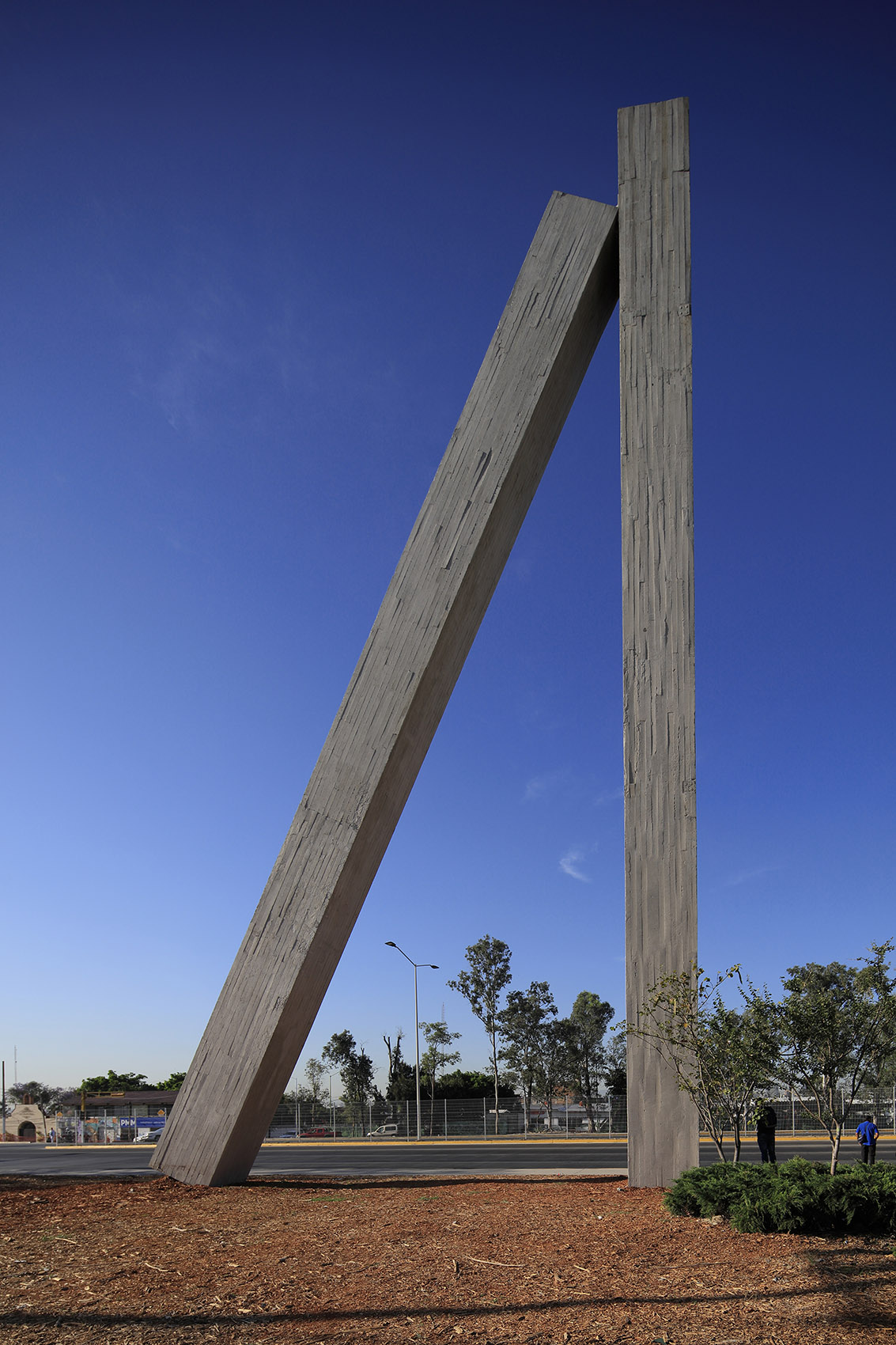 Dos monolitos de concreto, 2020 : Francisco Ugarte