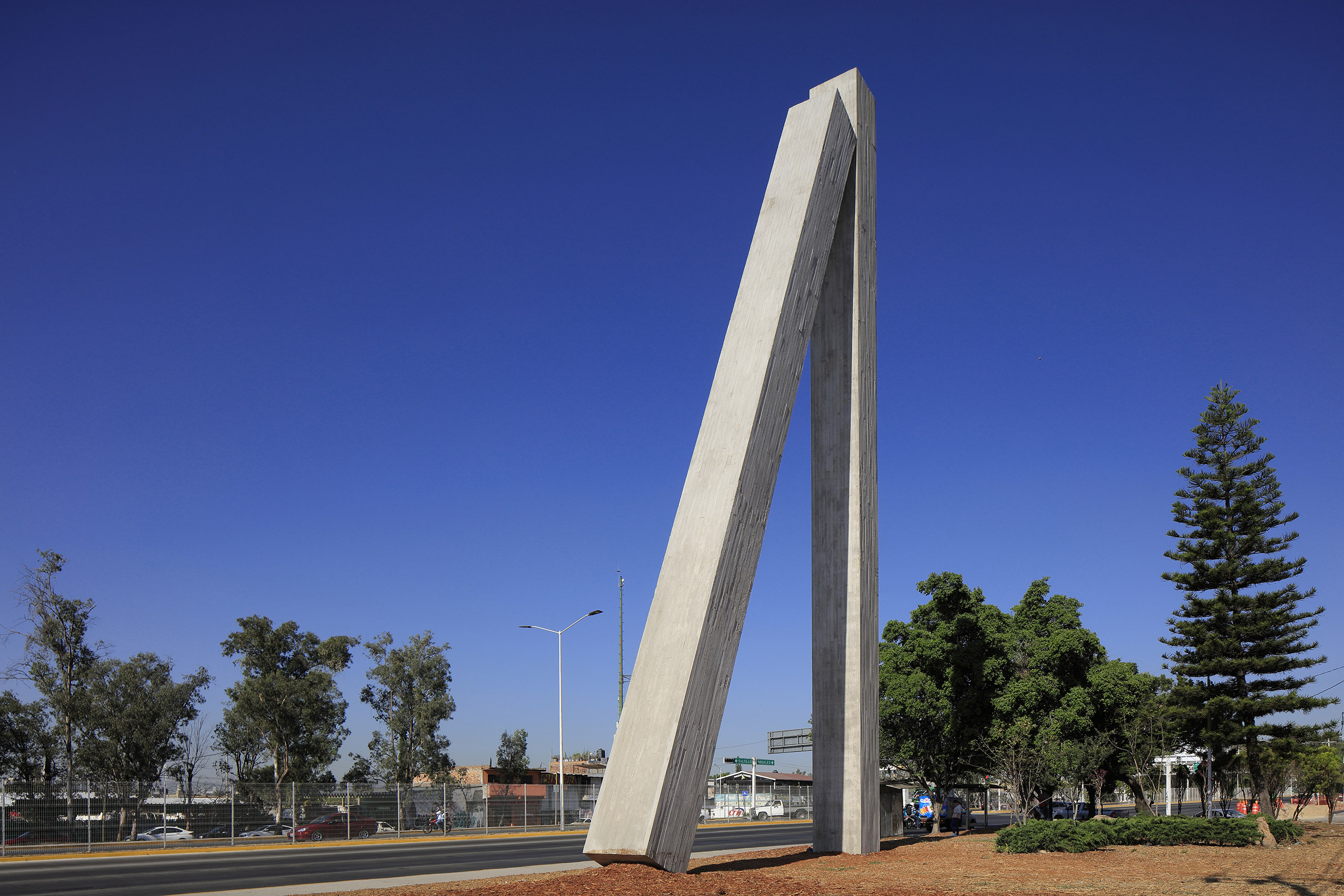 Dos monolitos de concreto, 2020 : Francisco Ugarte