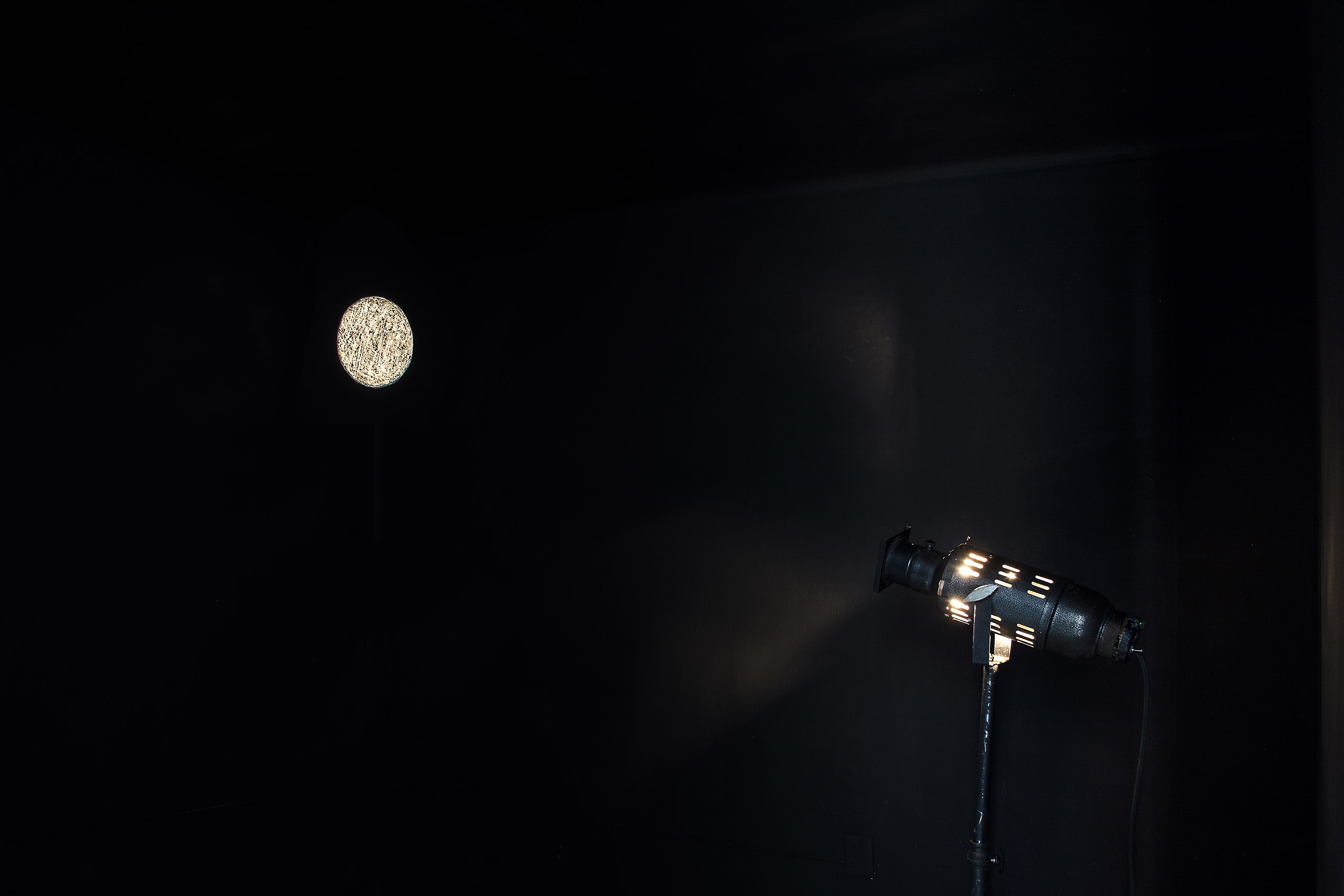 Sin título (Pintura negra, proyector de luz y gis blanco), 2016 : Francisco Ugarte