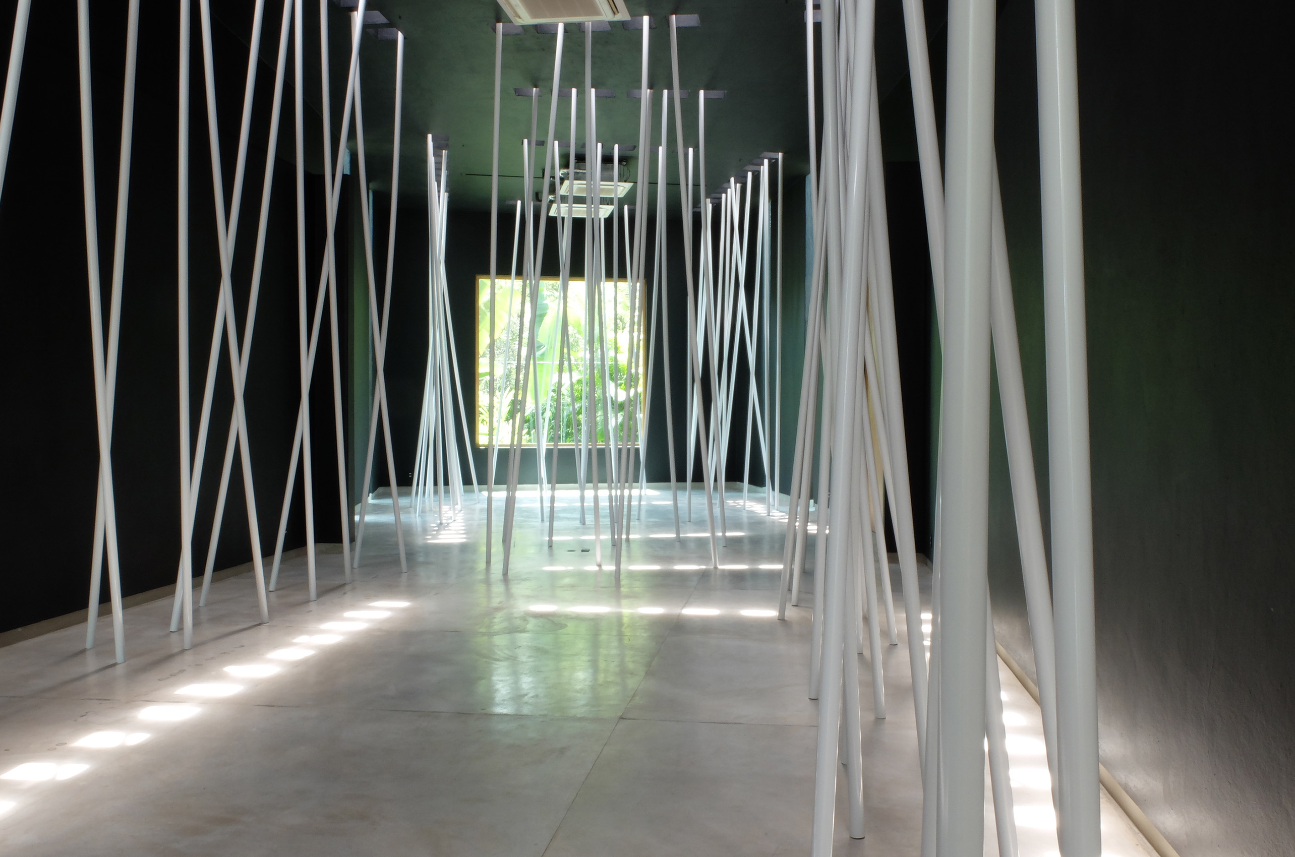 Sin Título (Pintura Negra y Tubos Blancos) : Francisco Ugarte