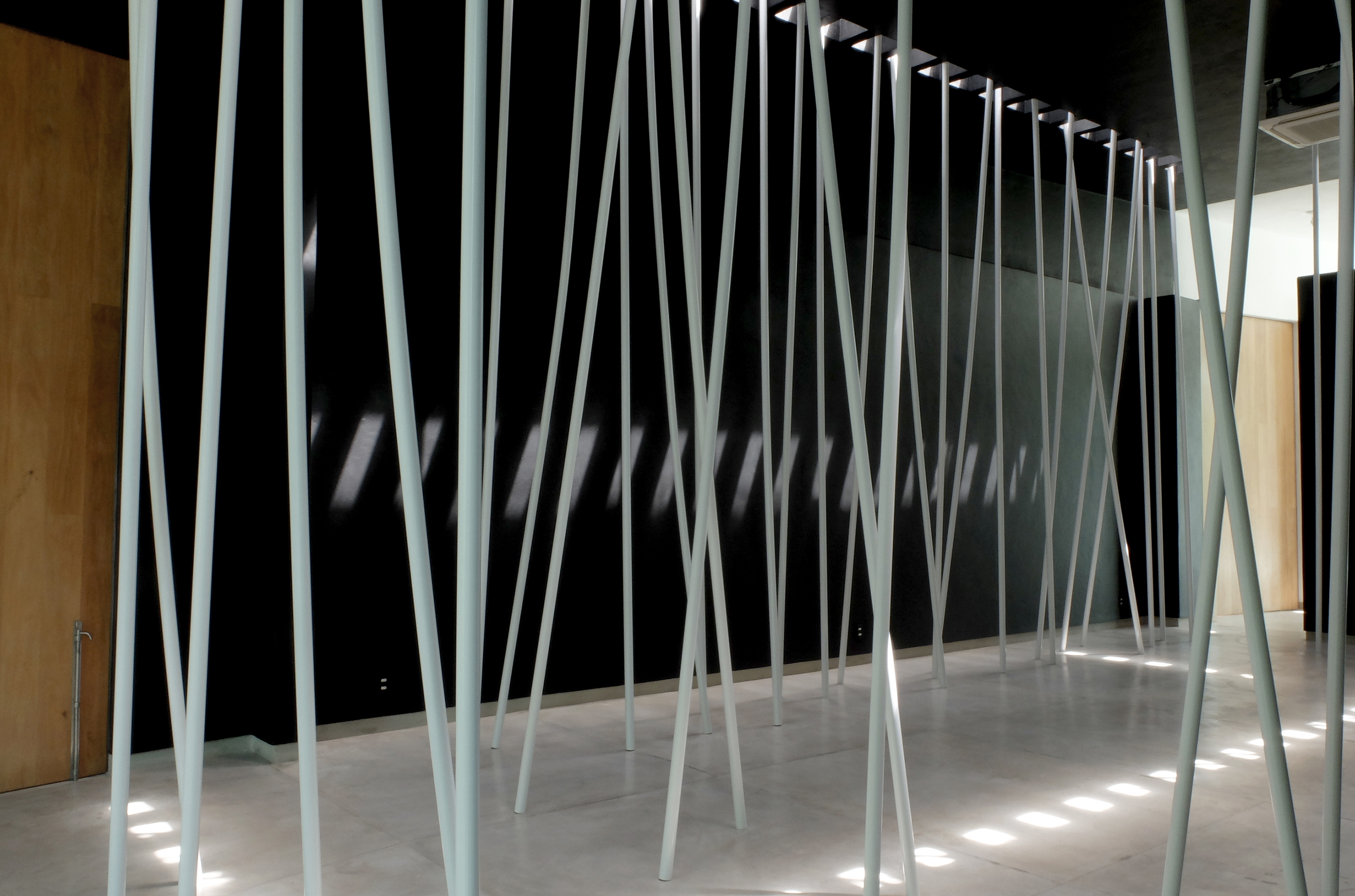 Sin Título (Pintura Negra y Tubos Blancos) : Francisco Ugarte