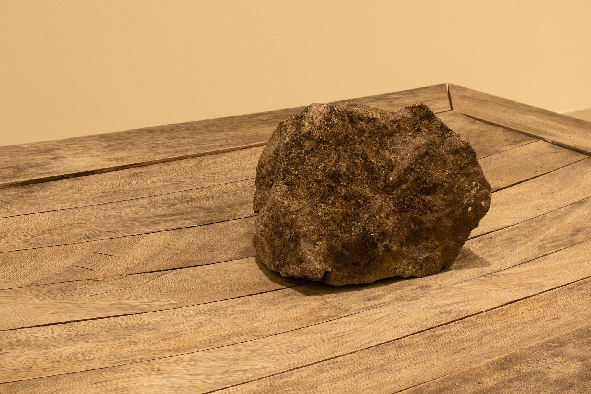 Mesa y piedra, 2025 : Francisco Ugarte