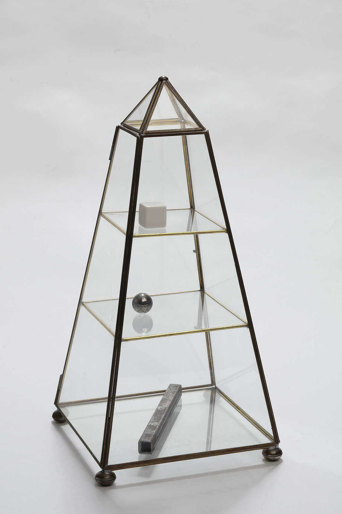 Sin título (Vitrina y objetos geométricos), 2019 : Francisco Ugarte